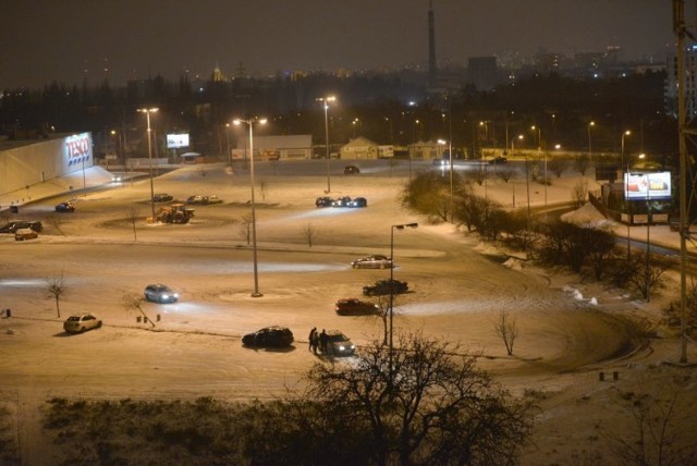 Parking przed hipermarketem Tesco zameinił się późnym wieczorem w tor do ćwiczenia "jazdy bokiem". Amatorzy driftu wykorzystują warunki atmosferyczne i jeżdżą w poślizgu. 

