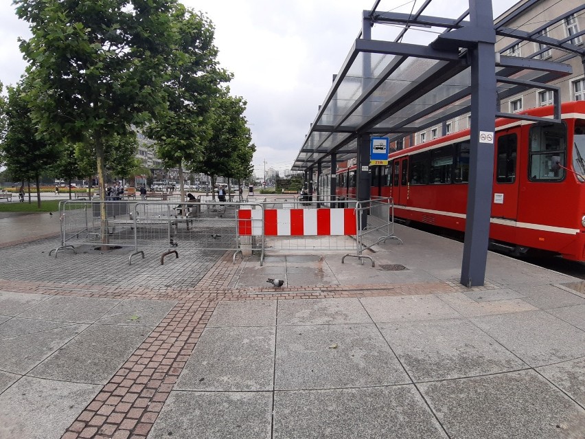 Z rynku w Katowicach zniknęła szpetna budka tramwajowa....