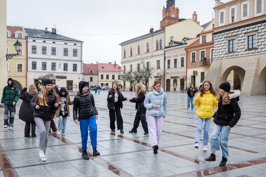 Młodzież znów zatańczyła belgijkę na Rynku w Tarnowie. Hasłem było "Ożywmy nasze miasto". Oto zdjęcia