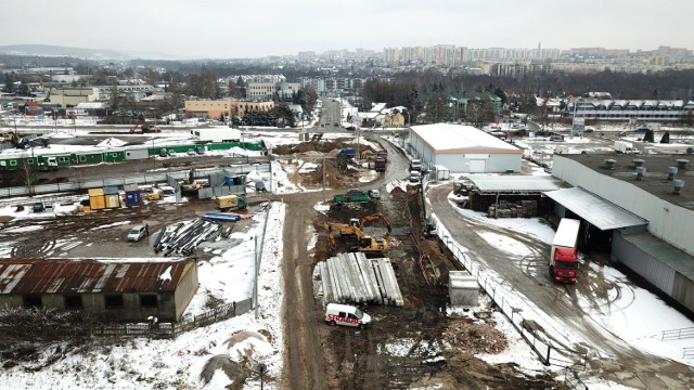 W rejonie torowiska za skrzyżowaniem ulic Witosa i Zagnańskiej wykonywane są odwierty pod podpory wiaduktu, który będzie częścią przedłużenia ulicy Olszewskiego.