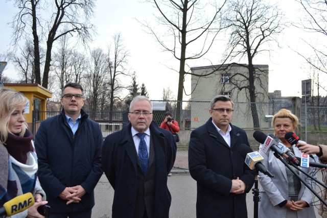 O sytuacji zakażanego pacjenta informował w Chorzowie m.in. wojewoda śląski.

Zobacz kolejne zdjęcia. Przesuwaj zdjęcia w prawo - naciśnij strzałkę lub przycisk NASTĘPNE