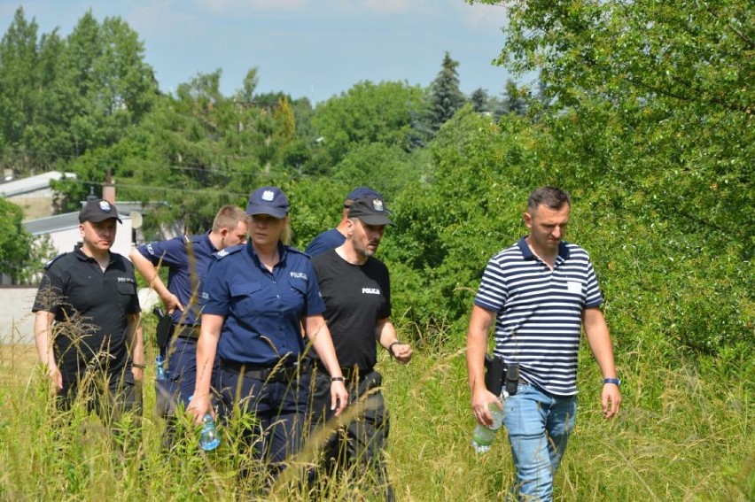 Akcja poszukiwawcza w Wieluniu. Policjanci i strażacy przeczesują okolice ulicy Częstochowskiej ZDJĘCIA