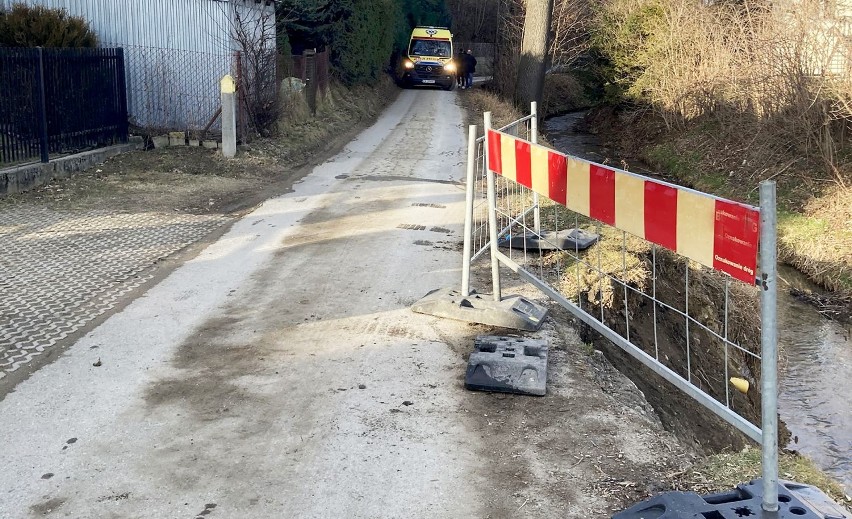 Stary Sącz. Mężczyzna runął do potoku. Przygniotły go barierki zabezpiecające urwisko