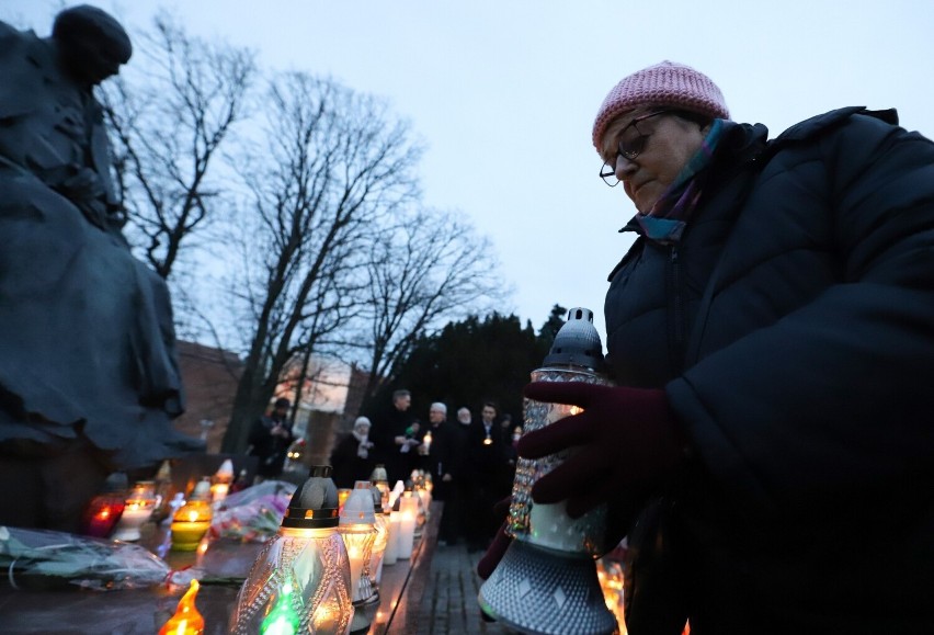 Toruń. Światło solidarności z Janem Pawłem II. Tak było pod pomnikiem papieża ZDJĘCIA
