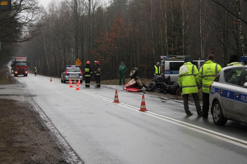 Wypadek na drodze 713 przy zjeździe na Grudzeń Las: Jedna osoba nie żyje [ZDJĘCIA]