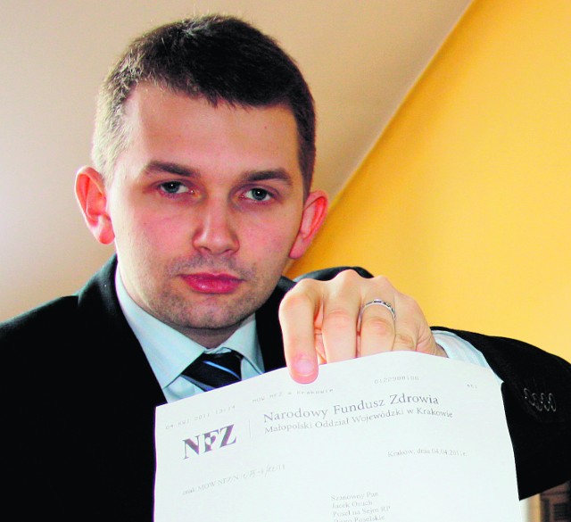 Łukasz Kmita, dyrektor biura poselskiego Jacka Osucha, pokazuje faks, jaki do Olkusza wysłała dyrektor Bulanowska