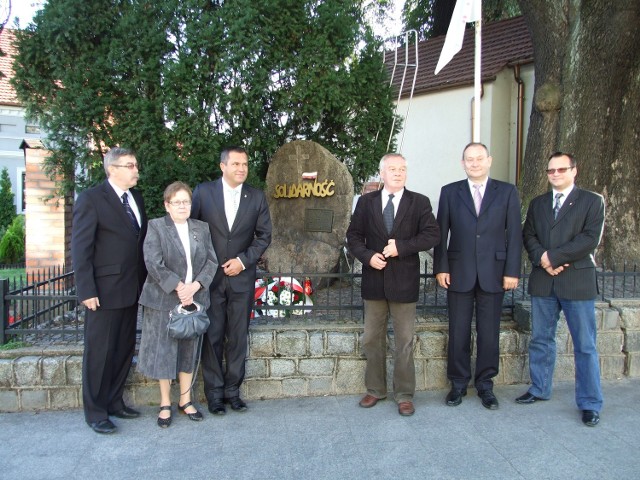 Delegacje z burmistrzem Adamem Pawlickim i starostą Mikołajem Szymczakiem na czele złożyły we wtorek kwiaty pod pomnikiem &#8222;Solidarności&#8221; w Jarocinie.
