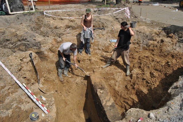Studnia z XV wieku w Grodzisku

Najpierw ludzkie szczątki a potem trzymetrowa studnia z XV wieku - na takie odkrycia natrafili archeolodzy na placu budowy nowego ronda w Grodzisku Wielkopolskim.
