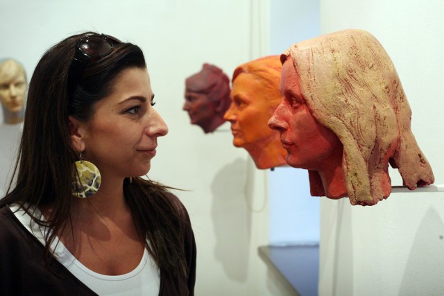 Joanna Grydyk (na zdjęciu), która stale bywa w Małej Galerii jest zauroczona "gadającymi głowami"