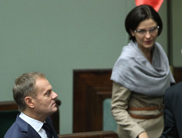 Premier Donald Tusk (L) i minister sportu Joanna Mucha (P) na posiedzeniu Sejmu.