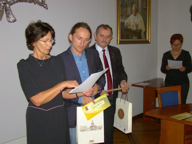 Burmistrz Ewa Filipiak wręcza nagrody na sali sesyjnej UM Wadowice.
