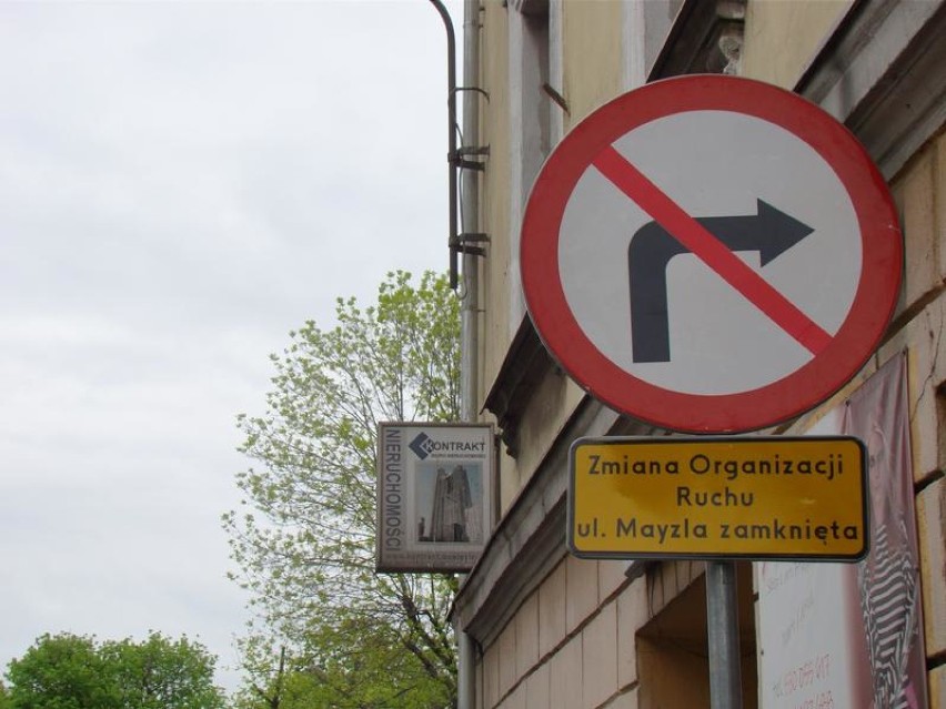 Ulica Mayzla w Oświęcimiu została zamknięta dla ruchu samochodowego. Kierowcy powinni patrzeć na znaki przy wjeździe na Rynek [ZDJĘCIA]