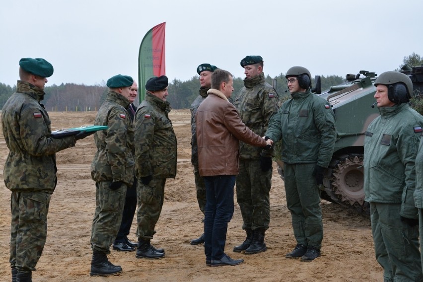 Minister Obrony Narodowej Mariusz Błaszczak na oficjalnym przekazaniu czołgów z modułem wykonanym w Stalowej Woli [ZDJĘCIA]