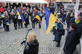 Manifestacja poparcia dla walczącej Ukrainy na leszczyńskim rynku [ZDJĘCIA]