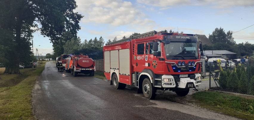 Pożar na terenie warsztatu samochodowego w Kaniczkach. W akcji dziewięć zastępów straży [ZDJĘCIA]