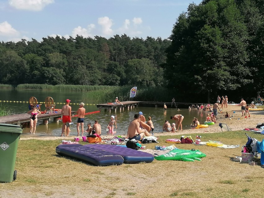 Mieszkańcy powiatu odpoczywają na plaży w Kobylcu 