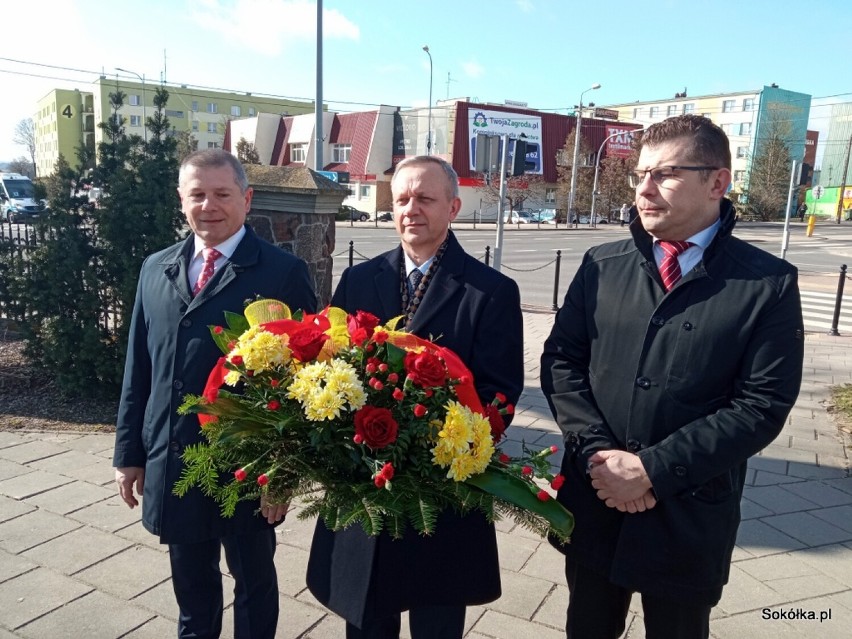 Władze Sokółki pamiętały o ofiarach katastrofy smoleńskiej. Delegacja z urzędu złożyła wieniec pod pomnikiem 