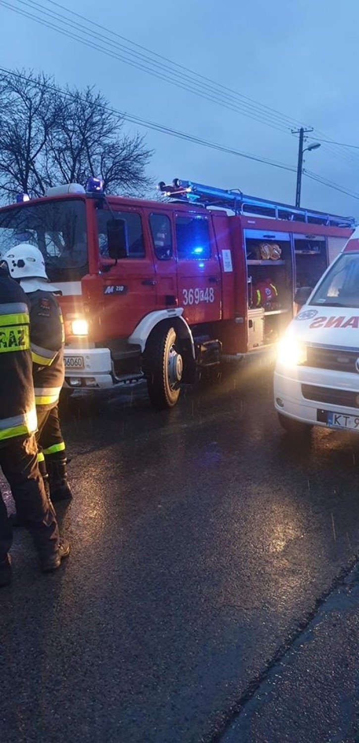 Poważny wypadek w Joninach. Karetki zabrały do szpitala troje rannych 
