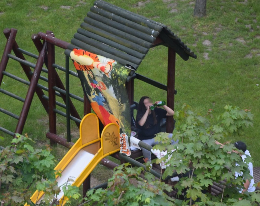 Wieluński plac zabaw tętnił życiem. Młodzież zrobiła sobie piknik[FOTO]