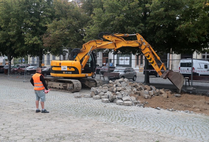 Rozpoczęła się rozbiórka betonowej nawierzchni na placu Orła Białego w Szczecinie. Będzie zielono! 