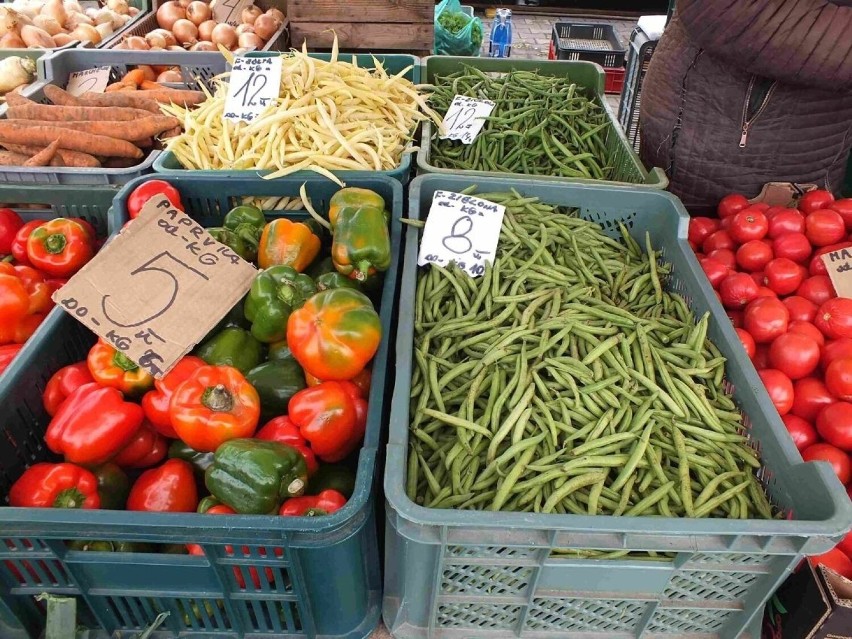 Sobota 22 października na targowisku w Starachowicach. Jakie ceny owoców i warzyw? Zobacz zdjęcia 