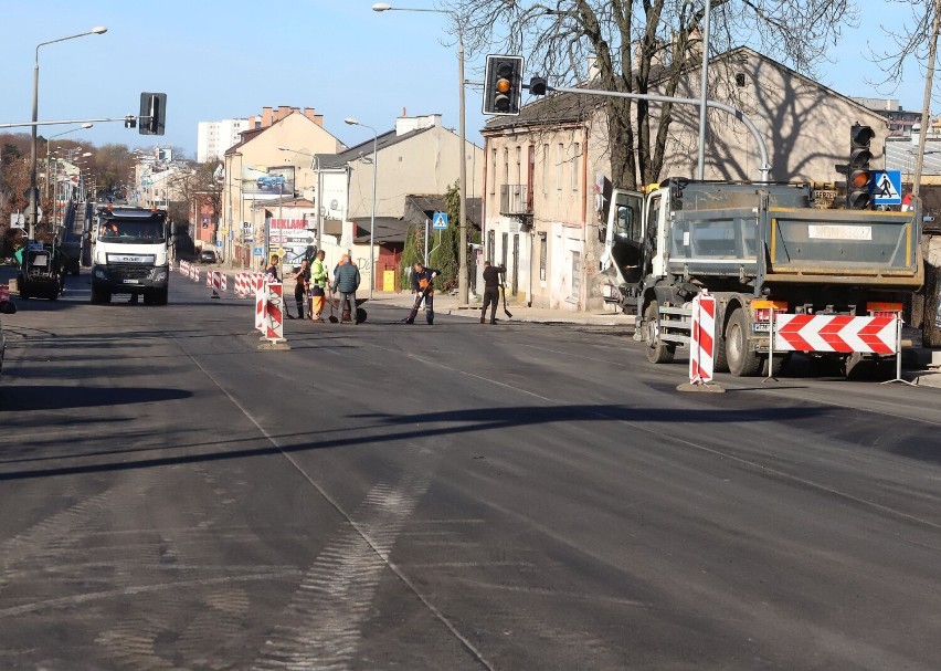 Trwa przebudowa odcinka ulicy Słowackiego w Radomiu. Na drodze pracuje ciężki sprzęt. Zobaczcie najnowsze zdjęcia