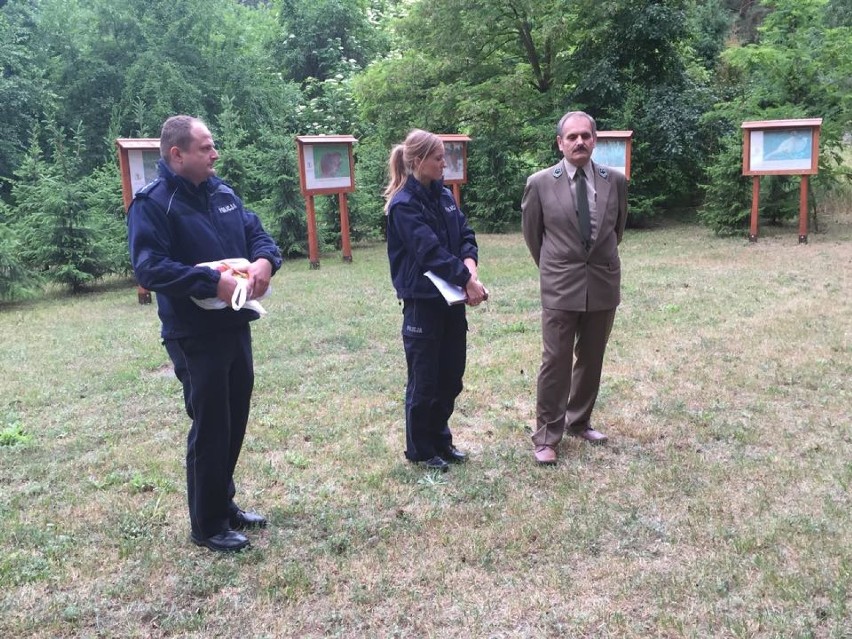 Uczniowie ze Starego Pola spotkali się w lesie z policjantką i leśniczym