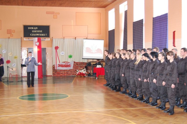 Uczniowie podczas ślubowania mieli na sobie czarne mundury