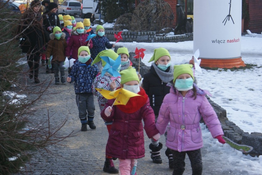 Sieć Przedszkoli Ekologicznych w Kaliszu zorganizowała happening anty smogowy. ZDJĘCIA
