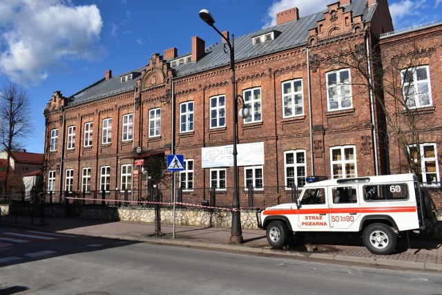 Ratowanie szkoły w Olkuszu. Wiatr zerwał fragment dachu w budynku ZS nr 1