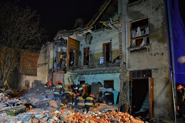 W nocy z 16 ba 17 kwietnia w kamienicy przy ul. Bagatela w Pabianicach, doszło do wybuchu gazu. Eksplozja spowodowała całkowite zniszczenie połowy budynku