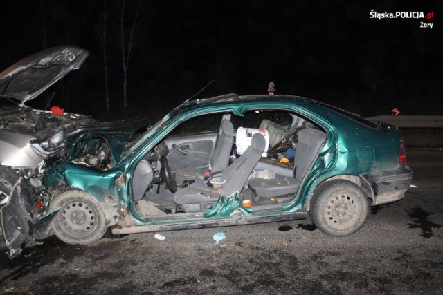 W wypadku w Żorach ucierpiał kierowca hondy i pasażer forda.