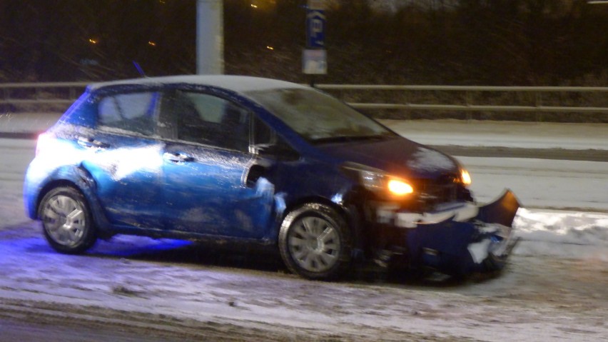 Wypadek na Moście Pomorskim w Bydgoszczy. Toyota uderzyła w tira [zdjęcia]