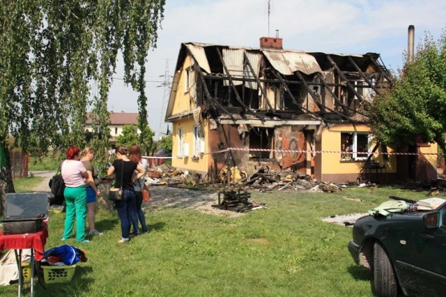 Było kilka minut przed godziną drugą, kiedy w środę nad ranem, w domu  przy ulicy Zaleśnej, w Sandomierzu na poddaszu  wybuchł ogień. Tylko dzięki natychmiastowej reakcji  pani Renaty jej  rodzina cudem wybiegła z płonącego domu. 

Nie wiem jak to się stało, ale o drugiej w nocy zaczęło mnie drażnić w gardle i poszłam napić się wody. Patrzę a tu ogień   - opowiada Renata  Bujak. - Obudziłam męża. Krzyknęłam tylko dziewczynki uciekamy bo dom się pali. 

Z domu państwa Bujaków w Sandomierzu zostały tylko zgliszcza. Budynek nie nadaje się do remontu. 

>>> CZYTAJ DALEJ NA KOLEJNYCH SLAJDACH 