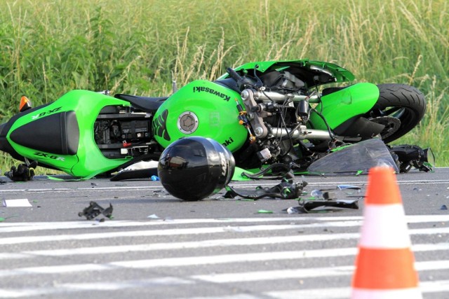 Motocyklista w wyniku zderzenia z samochodem wylądował w rowie. Zdjęcie ilustracyjne.