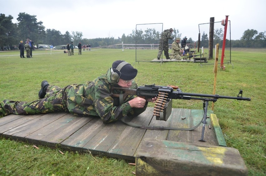 Żołnierze ćwiczą z ostrą amunicją/zdjęcie ilustracyjne