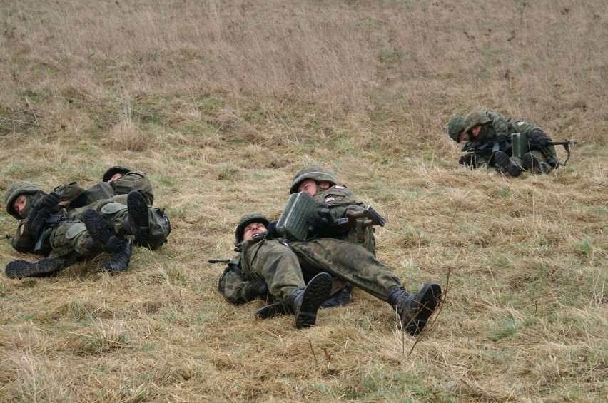 Żołnierze ćwiczą z ostrą amunicją/zdjęcie ilustracyjne