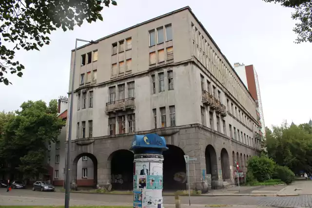 Budynek dawnego Komitetu Miejskiego Polskiej Zjednoczonej Partii Robotniczej w Bytomiu stoi bezużyteczny od lat. Zobacz kolejne zdjęcia. Przesuwaj zdjęcia w prawo - naciśnij strzałkę lub przycisk NASTĘPNE >>>