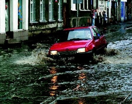 W Gdańsku przy ulicy Kowalskiej deszcz podmył chodnik.
Fot. Robert Kwiatek