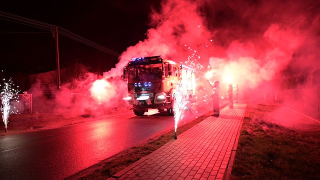 Strażacy z OSP Piaski przywitali nowych samochód