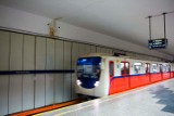 Metro nie jeździ, są opóźnienia i zmiany. Pojawił się komunikat i linia zastępcza