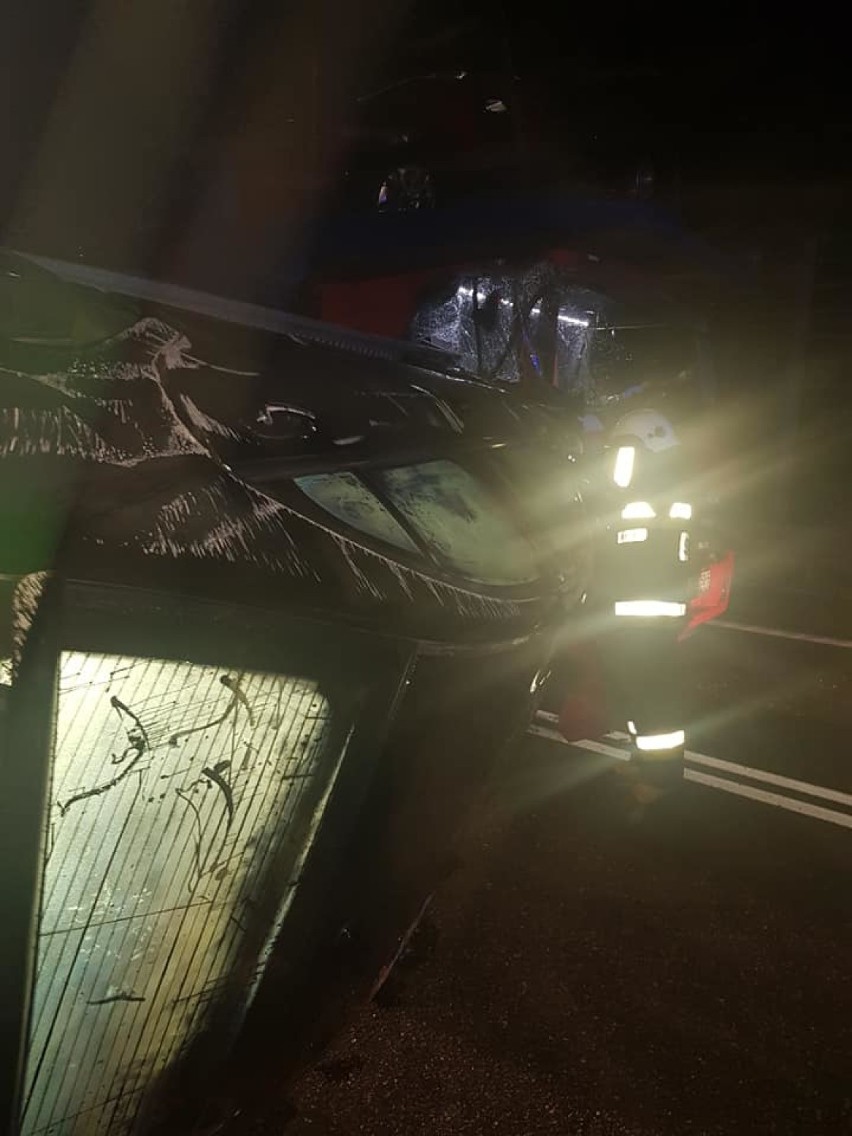 Groźny wypadek w Lalikach, trzy samochody zablokowały tunel, samochód spadł z przyczepy (ZDJĘCIA)