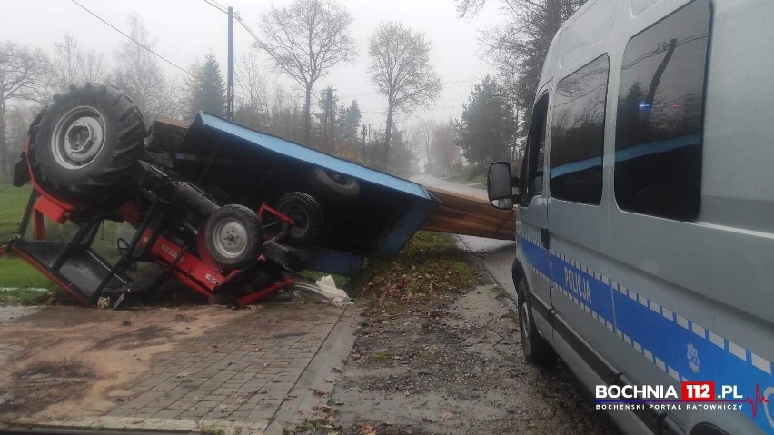 Wypadek ciągnika rolniczego przewożącego drewno w Buczynie,...