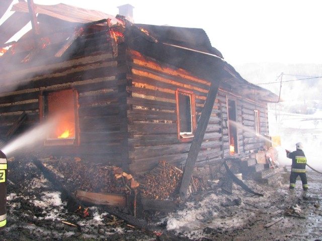 Kiedy strażacy dotarli na miejsce drewniany dom już płonął niczym olbrzymia pochodnia