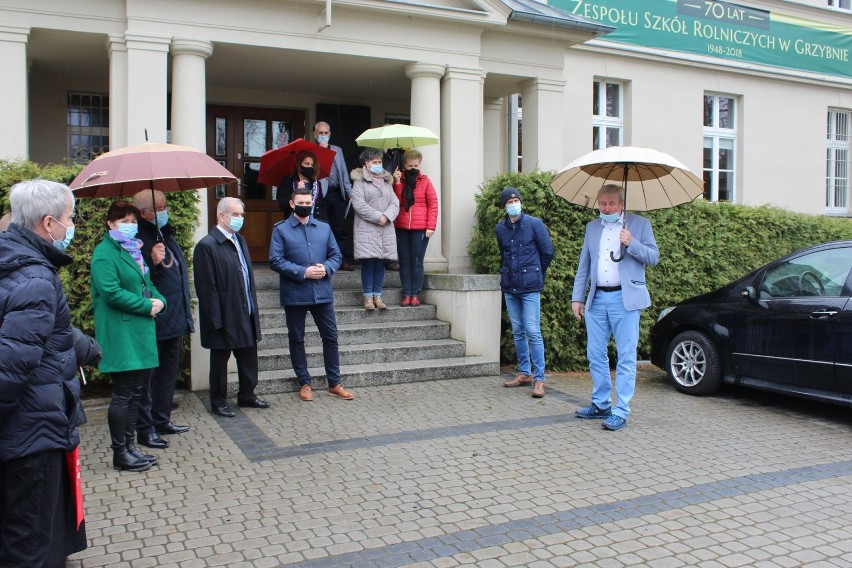 ZSR Grzybno: szkoła z nowym samochodem. Auto będzie służyć...