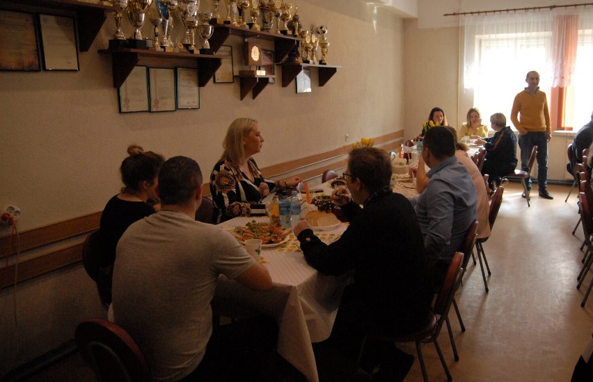 Śniadanie wielkanocne dla samotnych i potrzebujących w "Pałacyku" w Piotrkowie ZDJĘCIA