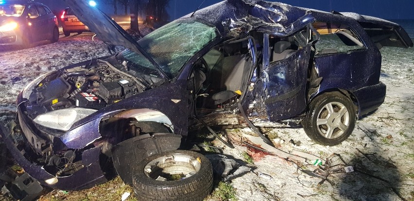 Śmiertelny wypadek na trasie Świdnica - Strzegom. Auto wbiło się w drzewo (ZDJĘCIA)