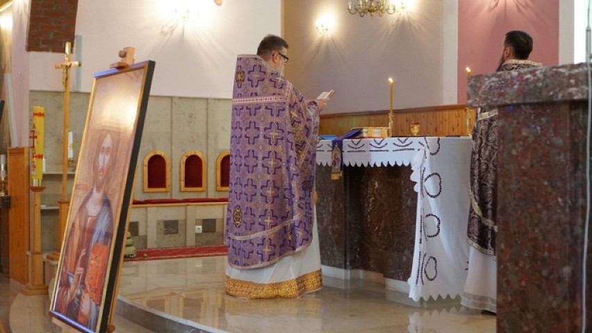 Boska liturgia w Łomży. Dziesiątki wiernych przyszło na prawosławne nabożeństwo  [zdjęcia]