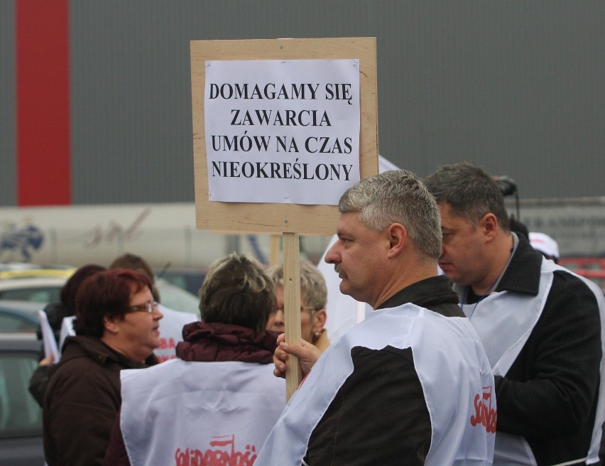Związkowcy z Kauflanda pikietują w Rokszycach pod Piotrkowem (zdjęcia)