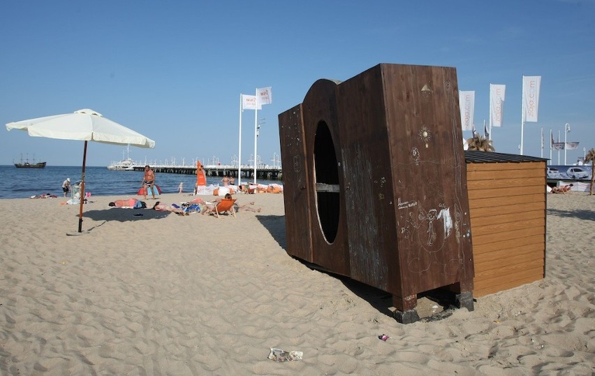 Sopot: Pomnik szafy odsłonił w 2008 roku Roman Polański. Dzisiaj ta sama szafa przypomina melinę